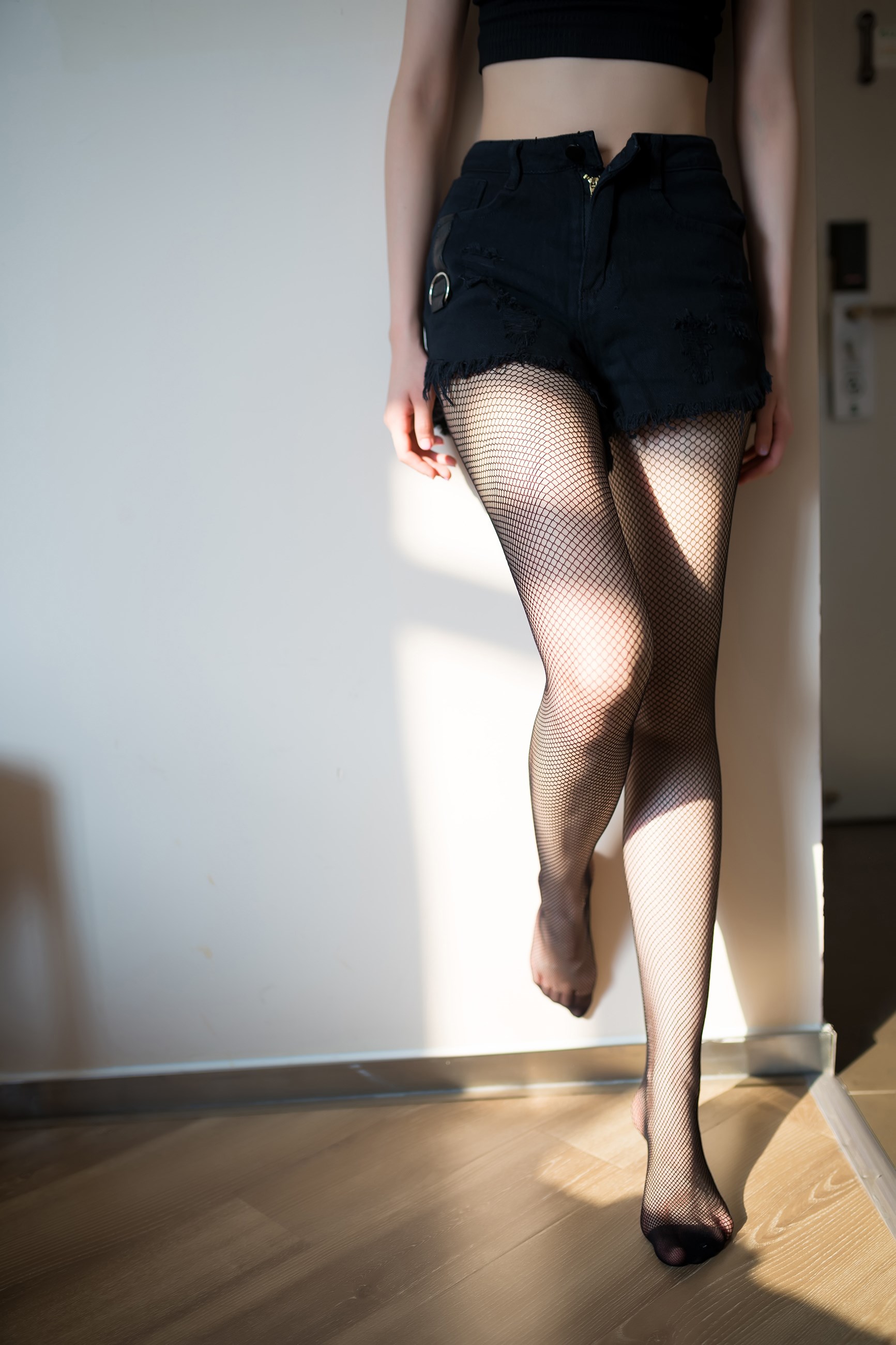 海角社区论坛夜色狂潮录：呈现那场穿越黑夜的狂野情感与禁忌撩拨的震撼现场